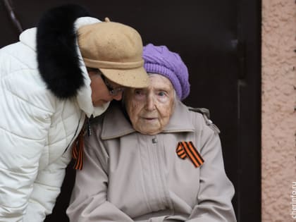 В Череповце ветерана Лидию Акимову поздравили песнями и танцами у дома