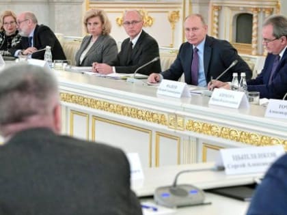 Путин согласился с предложением наказывать чиновников за оскорбление граждан