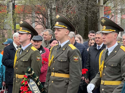 Заместитель управляющего ОСФР по Вологодской области  Елена Волкова возложила цветы  к памятнику ликвидаторам последствий  аварии на Чернобыльской АЭС