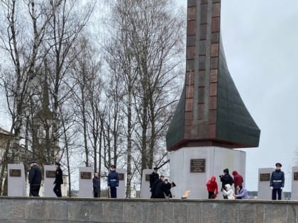 Поклонимся солдату