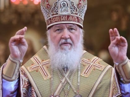 Патриарх Кирилл поскользнулся и упал во время богослужения