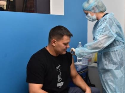 Мэр Вологды Сергей Воропанов сделал прививку от гриппа в футболке с «Лосем»