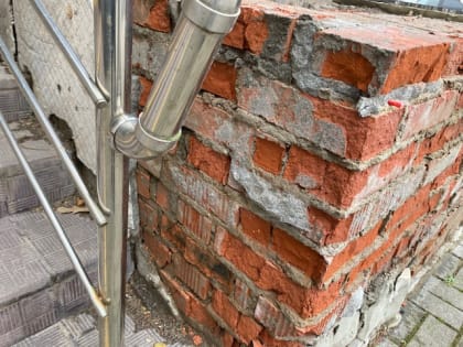 Крыльцо бокового входа в поликлинику отремонтировано