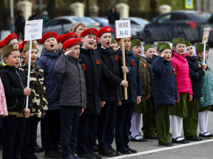 400 школьников прошли строем по площади Металлургов