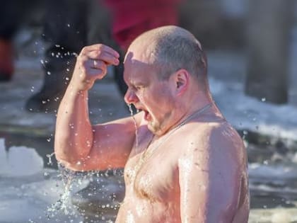 Терапевт объяснила, кому купание в проруби на Крещение грозит смертельными последствиями