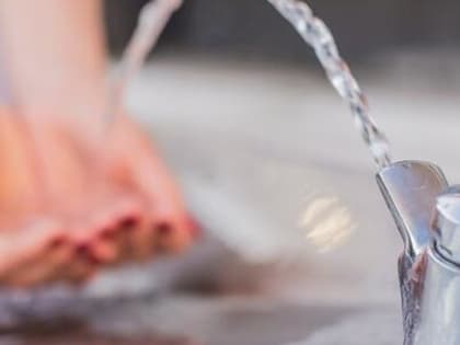 Врач сообщила, действительно ли полезна вода с фруктами