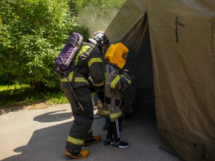 В Череповце детей учили тушить пожары и спасать людей