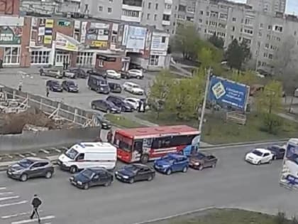 Пассажирский автобус выехал на тротуар на улице Конева в Вологде