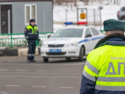 На Вологодчине возбуждено дело против водителя, протащившего по дороге инспектора ДПС