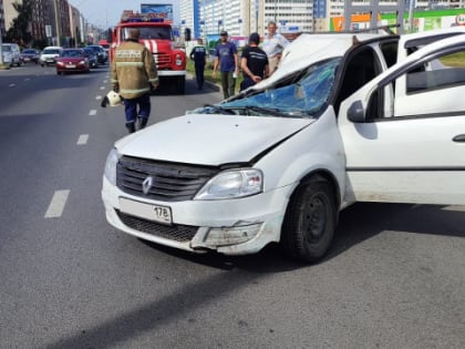 Логану с двумя маленькими девочками внутри расплющило крышу