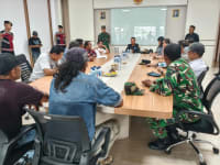 Anggota Koramil Krangkeng Serka Tarkim Kawal Audiensi Warga dan GMBI di Pabrik SBL, Soroti Rekrutmen hingga Penertiban Jalan