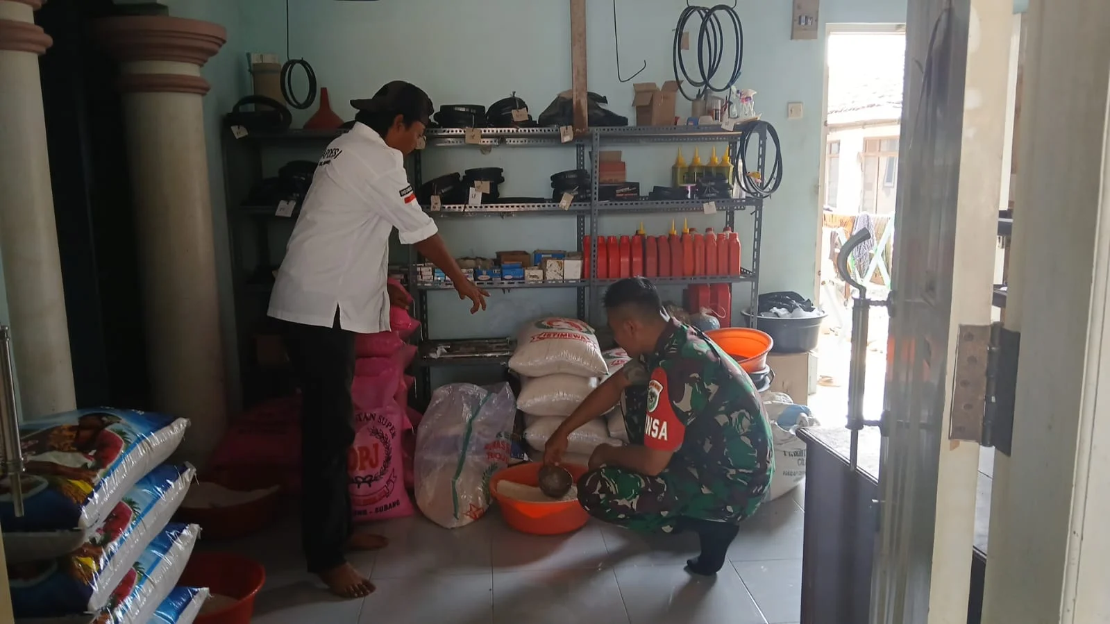 Harga Sembako di Kecamatan Krangkeng Merangkak Naik! Babinsa Temukan Lonjakan di Telur hingga Daging Sapi