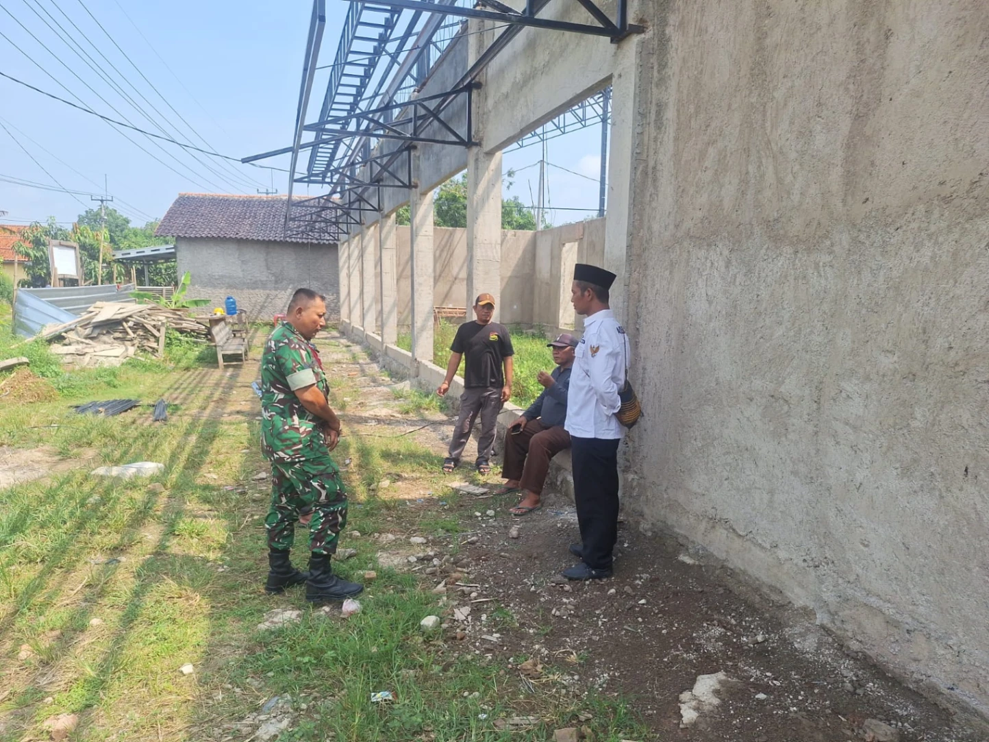Babinsa Serka Castra Turun ke Lapangan, Komsos di Plosokerep Perkuat Sinergi Jaga Kondusifitas