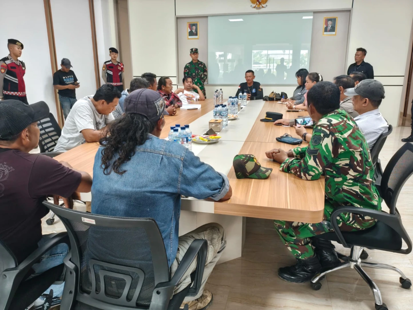 Anggota Koramil Krangkeng Serka Tarkim Kawal Audiensi Warga dan GMBI di Pabrik SBL, Soroti Rekrutmen hingga Penertiban Jalan
