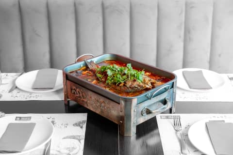 Lubina asada con verduras al estilo hotpot