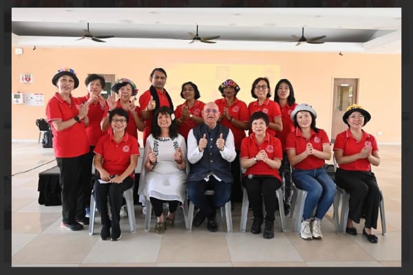 Group photo of 280 seniors with Dr. Madan Kataria and Madam Madhuri at the Laughter Yoga Celebration