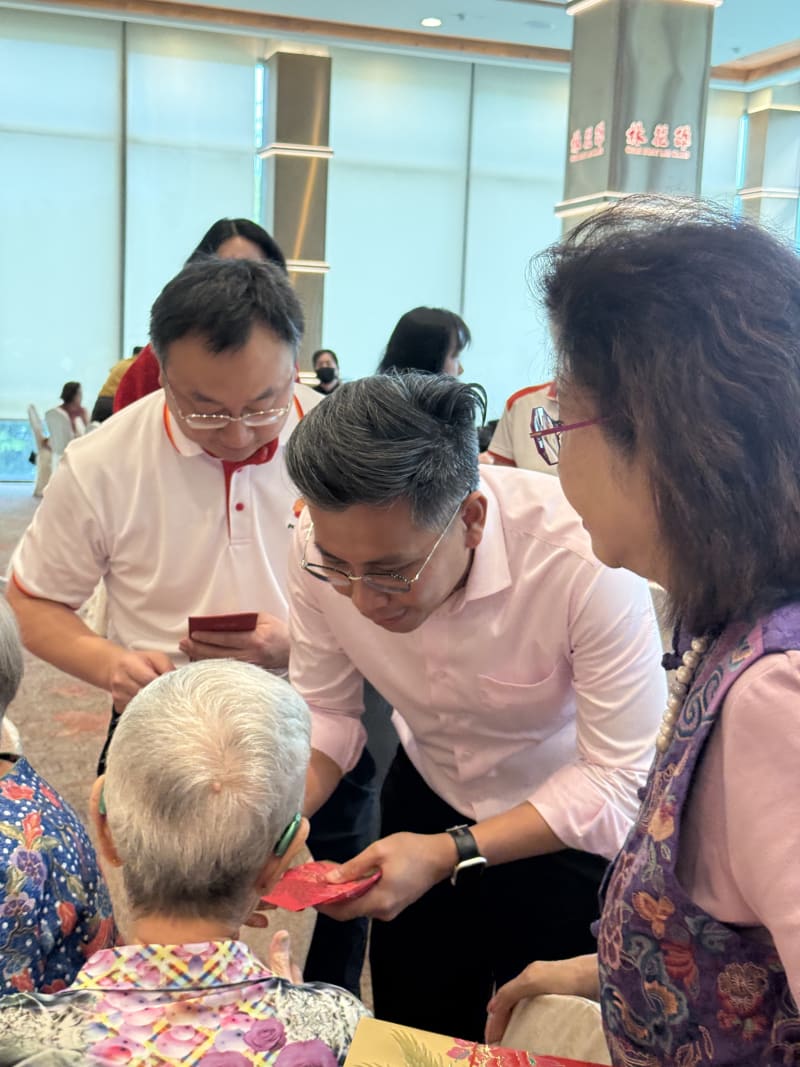 Mr Ng Shi Xuan presenting ang bao to a senior