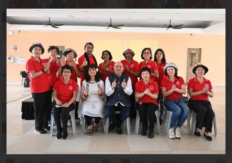 Group photo of all participants with Dr. Madan Kataria and Madam Madhuri
