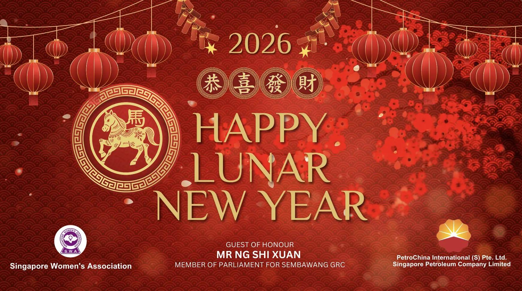 Er Gu, the emcee, entertaining seniors