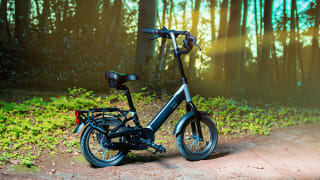 Vélo électrique, pliable, au bord de la forêt
