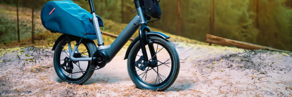 vélo électrique, pliable avec son sac, dans la nature vélo électrique, pliable avec son sac, dans la nature