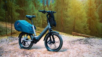 vélo électrique, pliable avec son sac, dans la nature