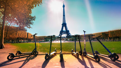 trottinettes électriques au pied de la tour eiffel