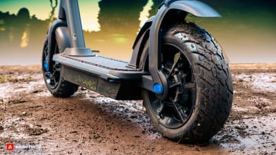 zoom sur une roue de trottinette electrique tout terrain