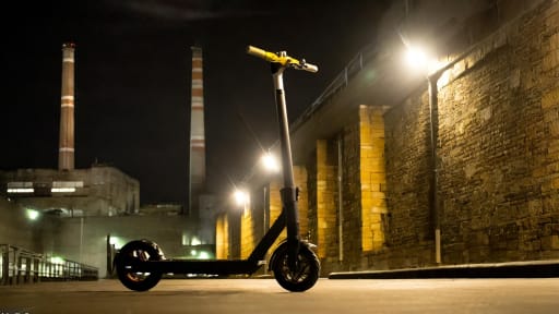 trottinette électrique, jaune, en ville