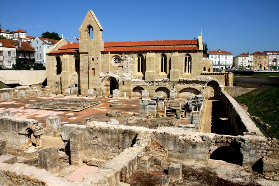 Santa Clara, Pedro and Inês, and local culture