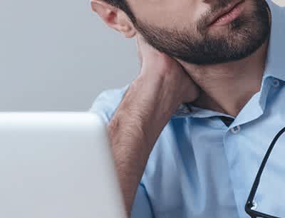 dolori al collo dovuti alla postura scorretta mentre si lavora al computer