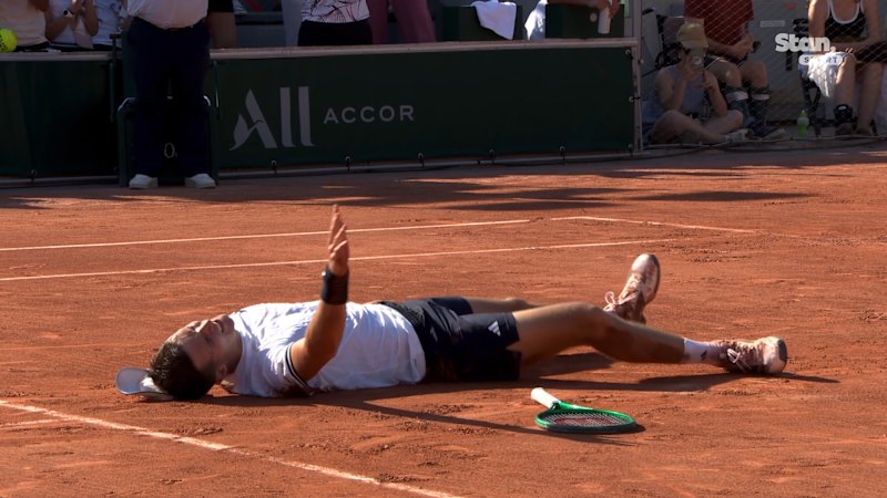 Jakub Mensik struggles physically after five-set victory at Roland-Garros