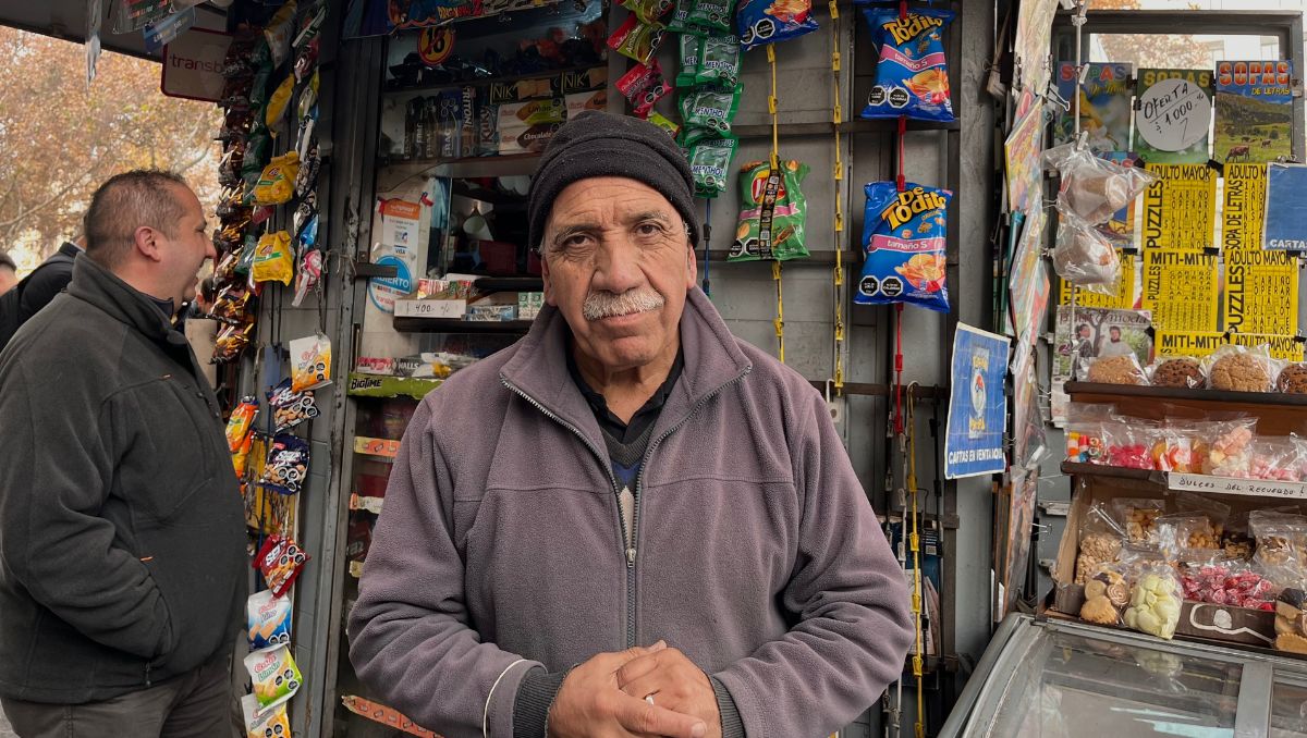 El suplementero de La Moneda que transformó su quiosco en un punto de intercambio de láminas del Mundial