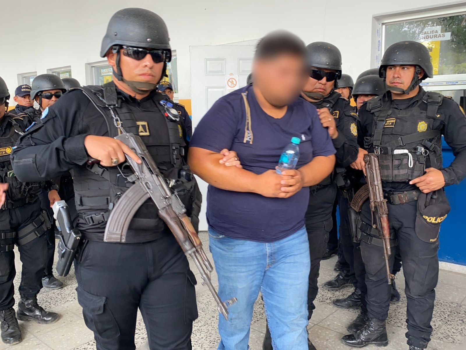 Guatemala entrega a Honduras a segundo implicado en caso de asesinato de cinco policías en Omoa