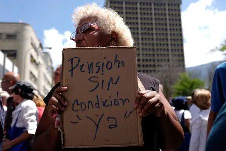 Jubilados protestan en Caracas frente al Ministerio de Educación para exigir mejoras en salarios y pensiones