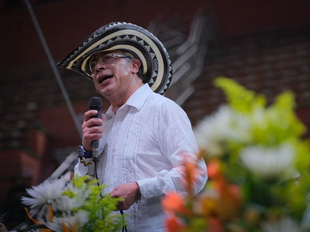 Petro advierte sobre riesgos de elegir candidatos de derecha en Cartagena