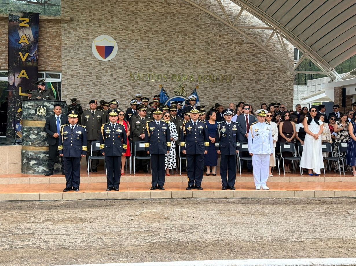 Arévalo resalta modernización del Ejército y combate al narcotráfico durante ascensos militares