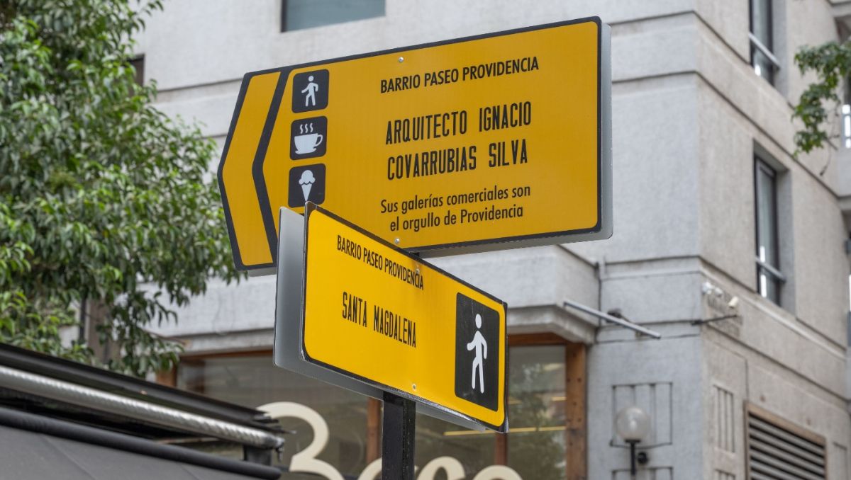 Providencia pone en valor su red de pasajes, galerías y arquitectura moderna con nueva señalización patrimonial