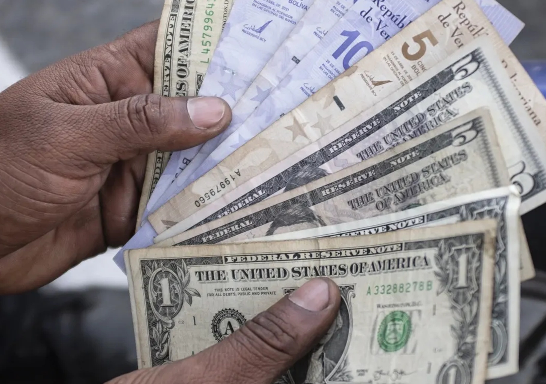 La depreciación del bolívar y la inflación fortalecen la dolarización de facto en Venezuela
