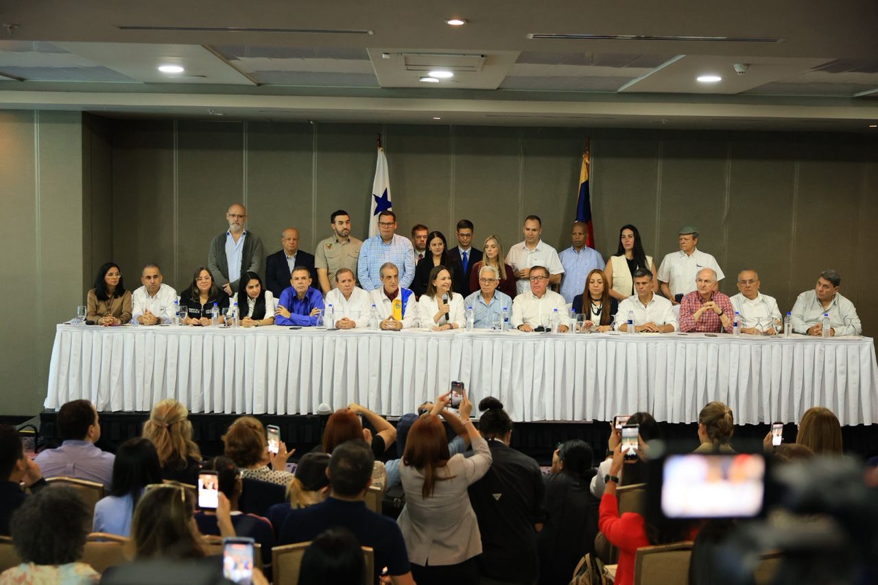 La oposición venezolana respalda formalmente a María Corina Machado y plantea una estrategia común para una eventual transición democrática