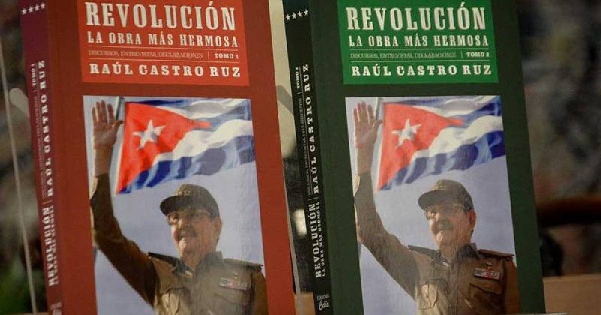 El régimen cubano distribuye libros sobre Raúl Castro en medio de la crisis de papel en la prensa