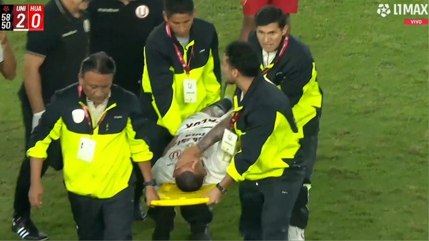 Alex Valera sufre lesión tras fuerte golpe en partido de Universitario ante Sport Huancayo y preocupa a la Selección Peruana