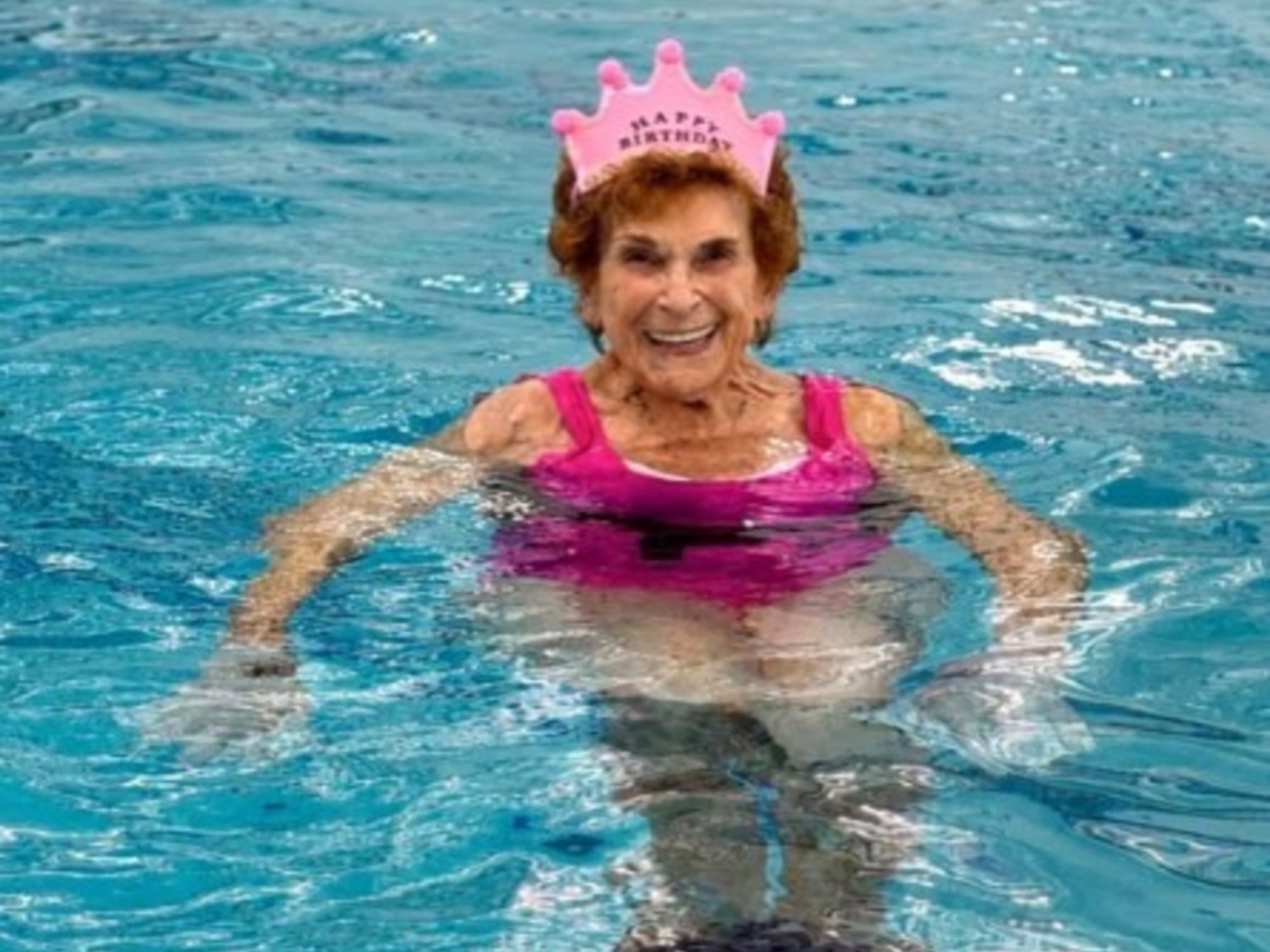 Los hábitos de una mujer de 101 años que sigue activa, nada a diario y conduce su auto