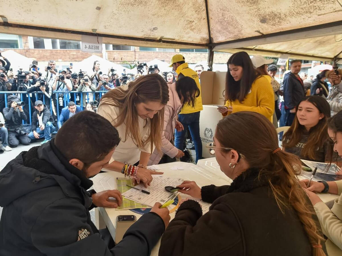 Paloma Valencia vota en Bogotá y reafirma su discurso en la primera vuelta presidencial