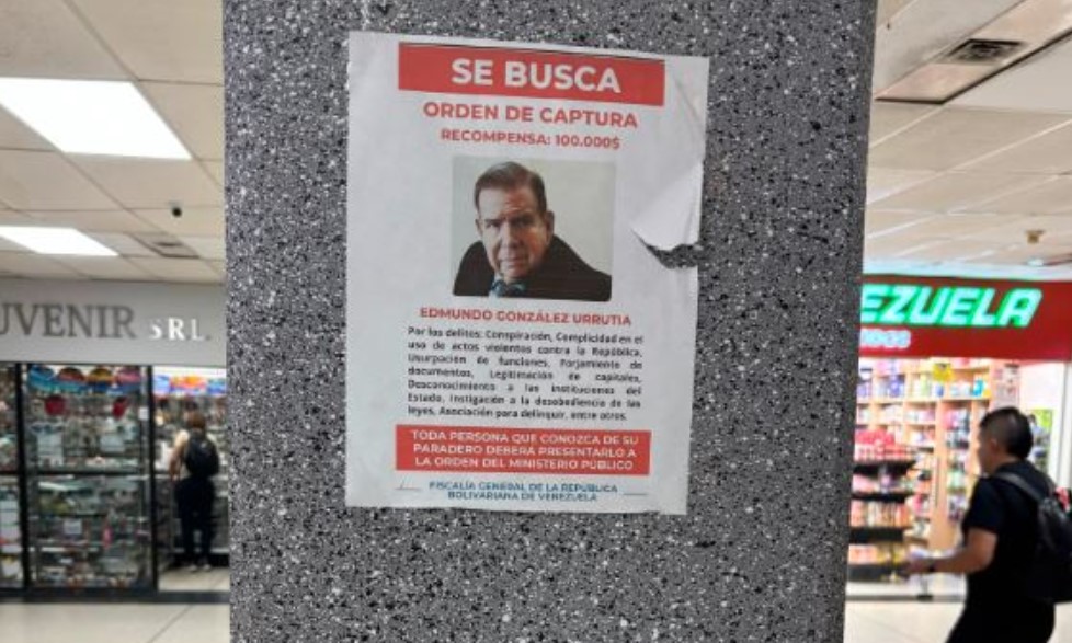Williams Dávila solicita el retiro de carteles de captura de Edmundo González en terminales y alcabalas