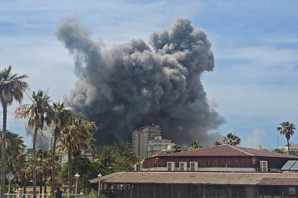 US and Iran exchange new military strikes as ceasefire talks continue and Israel advances in southern Lebanon