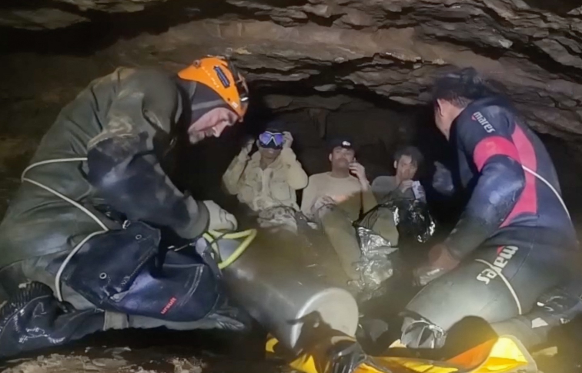 Equipos de rescate continúan la búsqueda de dos mineros desaparecidos en una cueva inundada de Laos