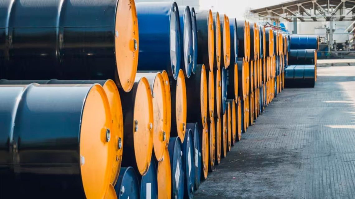 El petróleo sube cerca de los 100 dólares por barril en medio de la tensión en Medio Oriente
