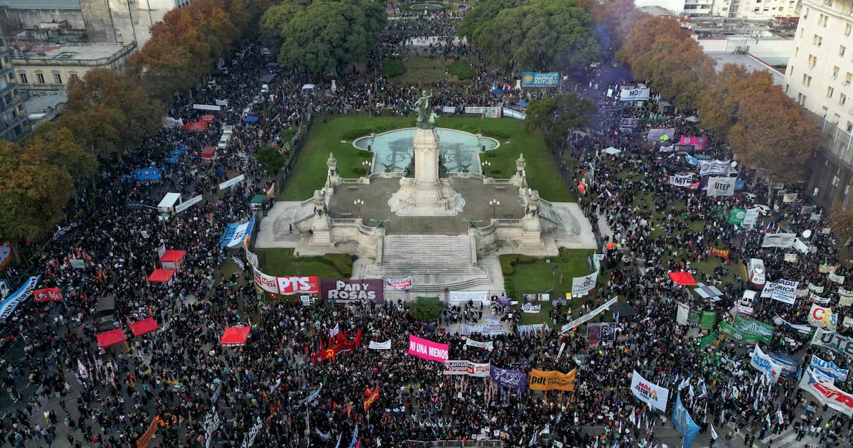 Masivas movilizaciones del movimiento Ni Una Menos contra la violencia de género en Argentina