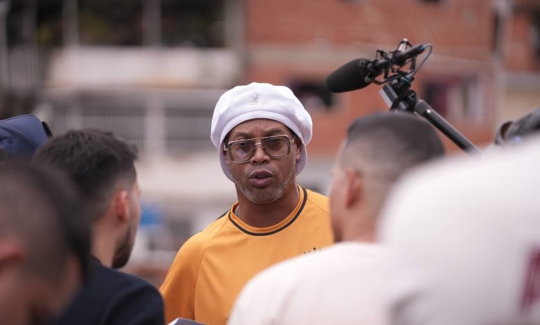 Ronaldinho visita Petare y comparte con sus seguidores en la comunidad